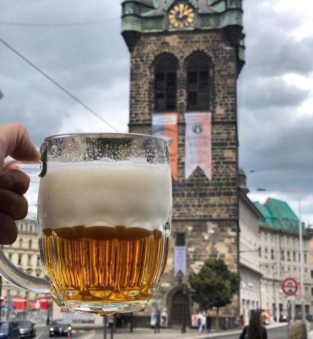 V posledních měsících jsme si v centrech měst mohli pořídit parádní fotografie. Nyni můžeme po 72 dnech opět do vnitřních prostor restaurací, tak neváhejte a vyražte pozdravit své výčepní. 🍻
.
. #pilsnerurquell #jindrisskavez #prague #snyt #radostveskle #beerlife #beergeek #beerporn #coronabeer #beertime #cerveza #birra