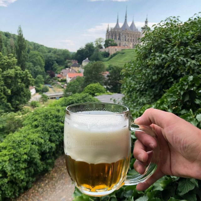 Až budete v létě ☀️objevovat tuzemské  krásy, při návštěvě královské Kutné Hory si dejte povinnou zastávku v @vruthardce Mají tu skvělé 🍺 a na zahrádce vás uchvátí kouzelný výhled na dominantu města - chrám Sv. Barbory ⛪️ A když budete mít štěstí, za výčepem potkáte úřadující vicemystrini Master Bartender @holka.s.klikou 💪🙃
.
.
#pilsnerurquell #unesco #beer #beerporn #beautifulview #snyt #beerlife #lifeforbeer #beergeek #beerstyle #beertravel #pilsnerurquellfan #iphonex #nofilter  #kutnahora #stbarbarachurch #chramsvatebarbory