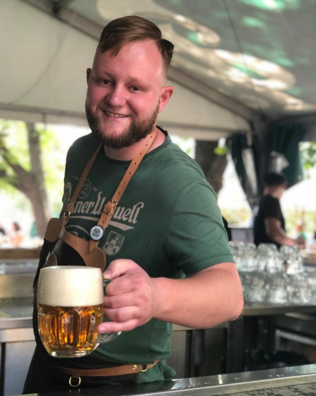 Až vám bude ☀️ v Praze příliš, stavte se ochladit v @park_riegrovy_sady, kde si užijete v chládku 🌲parádní 🍺 od fešáka @pan_hanz nebo modelky za výčepem @cadek.petr 
.
.
. #pilsnerurquell #beerporn #beerlife #beergeek #beeradvisor #beertime #beerlover #iphonex #nofilter #beer #beergarden #praguebeer #tapsters #trustyourtapster #