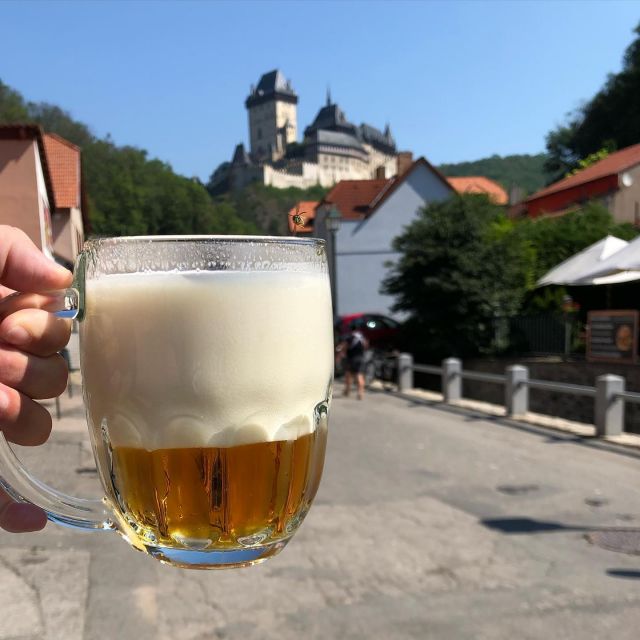 Dnes v klidu přežijete i noc na Karlštejně. Pokud by se náhodou zjevila Bílá paní, pozvěte ji do @restaurace_vyhlidka_karlstejn na perfektně ošetřený #pilsnerurquell 🙃🍺👍
.
. #beer #beerporn #beerlife #beergeek #castle #karlstejn #bier #snyt #nofilter #iphonex #instabeer #beertime #beertagram #beeradvisor