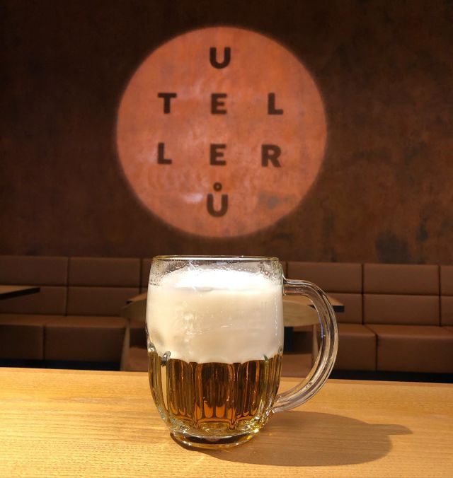 Tahle kráska se nikdy neomrzí. A v perfektní kondici vám ji načepují v nové restauraci U Tellerů.  #pilsnerurquell #snyt #utelleru #beerlife #beerporn #beergeek #beer #beerlover #beertime #beergram #pivonajiriku #namestijirihozpodebrad