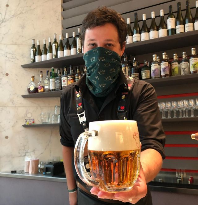 Po 58 dnech si můžeme 🙏, byť za přísných hygienických podmínek, dopřát opět zlato ve skle 🍺👍. Podporujte své hospody, výčepní, ale buďte k sobě zároveň ohleduplní. Jen tak si udržíme tento standard 💪🍺🍺🍺
.
.
. #pilsnerurquell #pilsnerurquellfan #pubartenders #beer #trustyourtapster #cerveza #bier # korona #koronavirus #koronatime😷 #iphonex #nofilter #hladinka #tapsterlife #beerporn #beerlife #beerstyle #beergeek #beerlover #beertime #beer